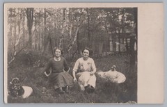 2 Women with Large Hats Sitting in the Grass – Vintage Photo 1910s