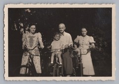 Family with 3 Bikes Bicycle Leisure Portrait – Vintage Photo 1930s