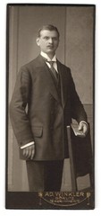 Photograph Ad. Winkler, Görlitz, Berlinerstr. 12, Attractive Saxon with candles