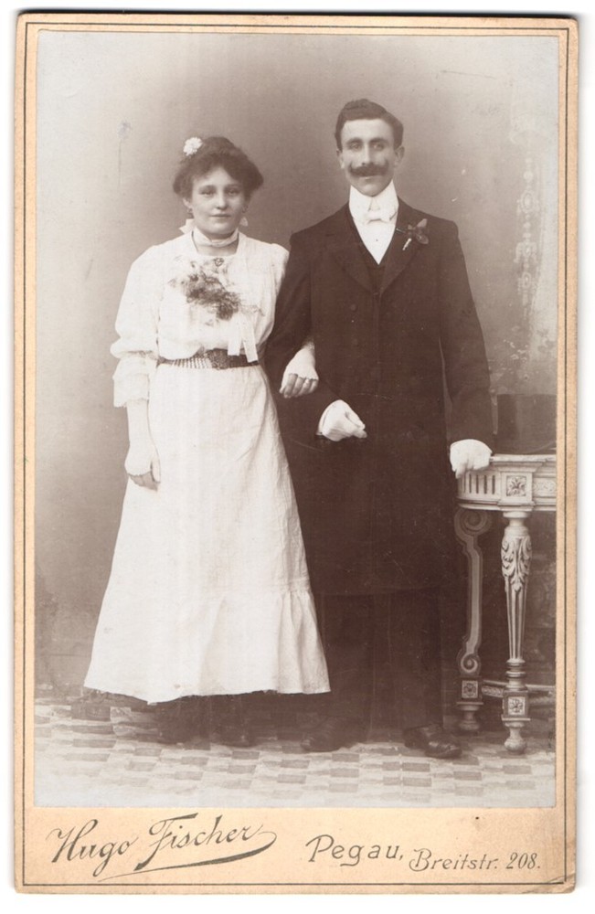 Photograph Hugo Fischer, Pegau, Breitstrasse 208, portrait young couple in pretty