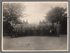 Forograph 3x Men in Forest, in Front of Half-Timbered House, Walking 1920s (F1122)