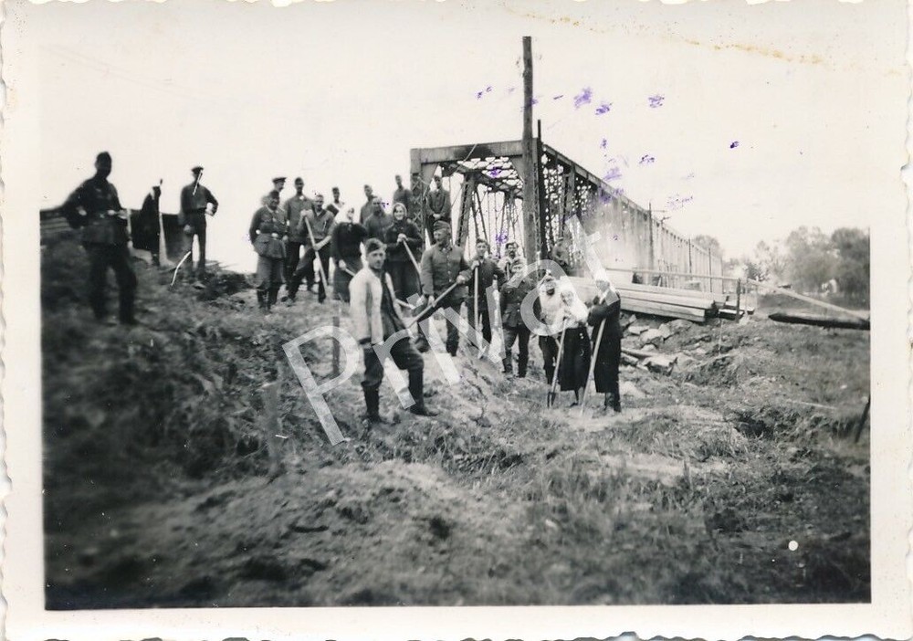 Photo WW II Wehrmacht Soldiers and Workers Bridge Poland L1.72