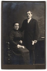 Photograph Joseph Werner, Munich, Isarthorplatz 2, familiar couple, woman sitting
