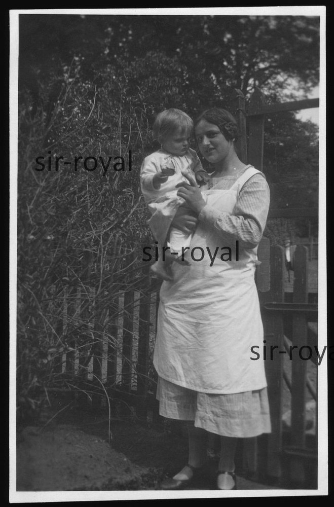 Königsberg in der Neumark 1931 – Woman and Child in the Garden – Pomerania – Photo 5x8cm