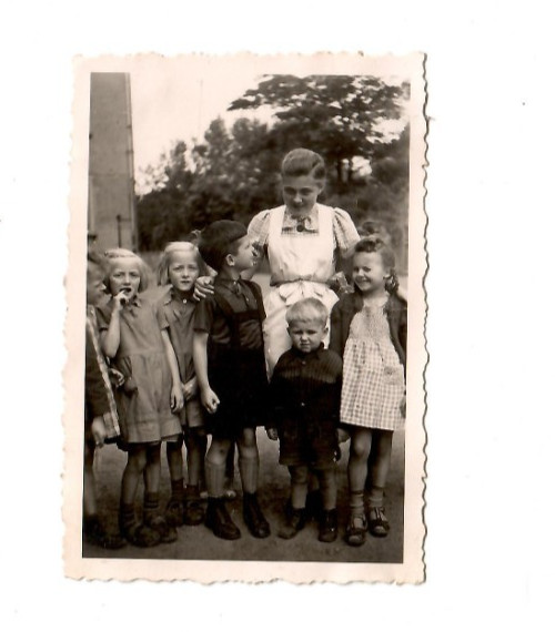 13 023- Photo Memory * Children’s Group, Kindergarten Teacher * 1942