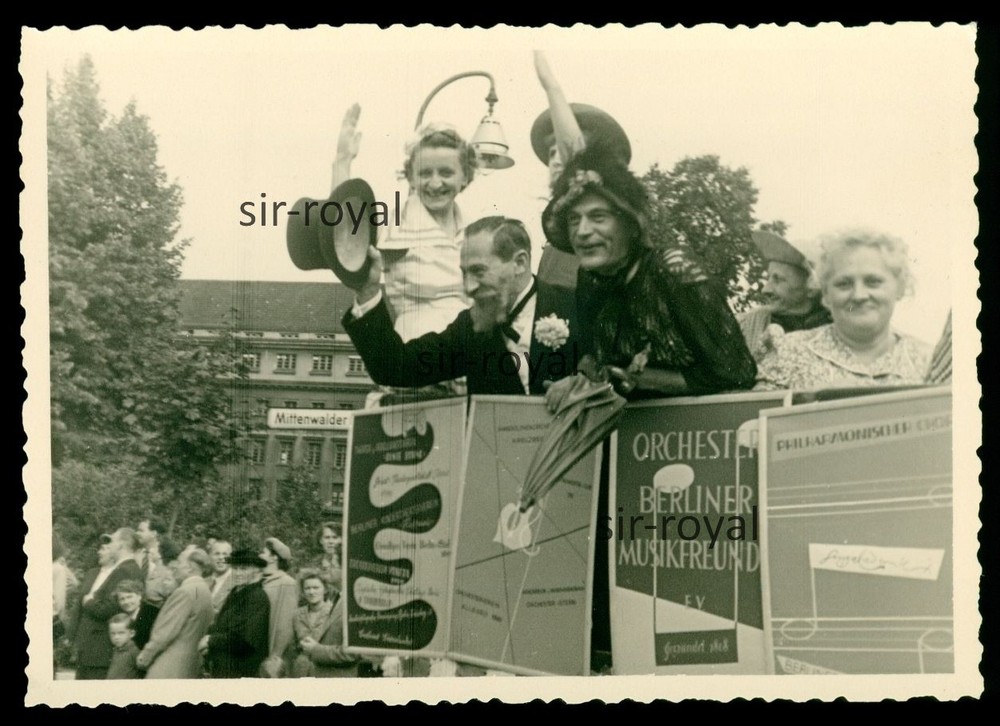Berlin Kreuzberg 1950s – Parade Parade Philharmonic Orchestra – Photo 10x7cm