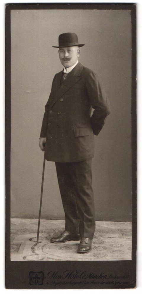 Photography MAx Höfele, Munich, Dachauer-Str. 25, portrait man in dark suit