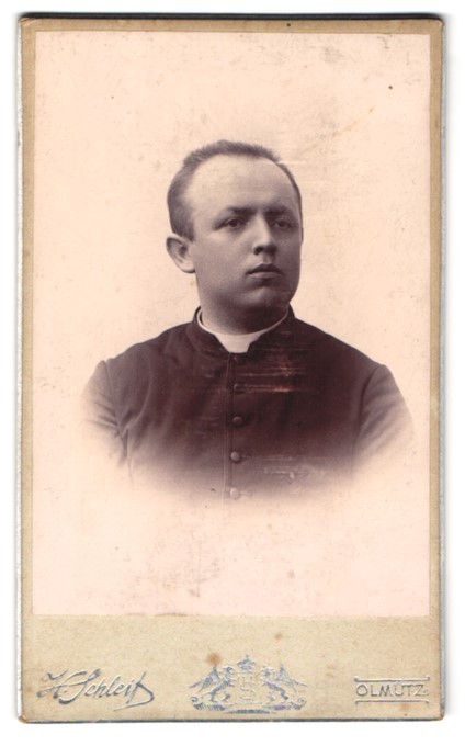 Photograph I. Schleif, Olomouc, Sporrenasse No. 25, portrait of a man in gei