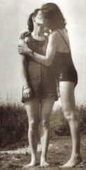 5##Photo negative film -Vintage- Kissing women – Lesbian couple – Love – Kiss