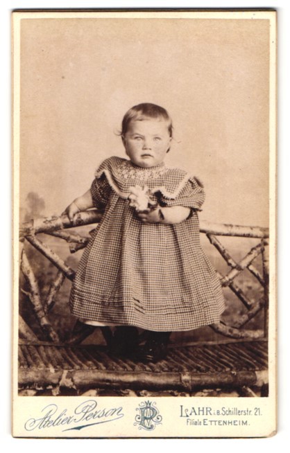 Photography studio person, Lahr, Schillerstraße 21, toddler on stick bench