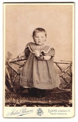 Photography studio person, Lahr, Schillerstraße 21, toddler on stick bench