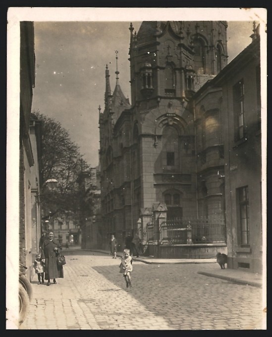 Photograph Krefeld, street in front of the synagogue, synagogue 1927, Judaica