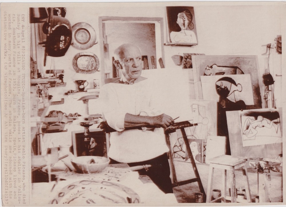 PABLO PICASSO ARTIST in His VALLAURIS STUDIO * CLASSIC 1953 ARTIST PAINTER photo