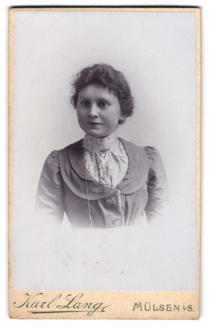 Photograph Karl Lang, Mülsen I. S., young lady in fashion dress