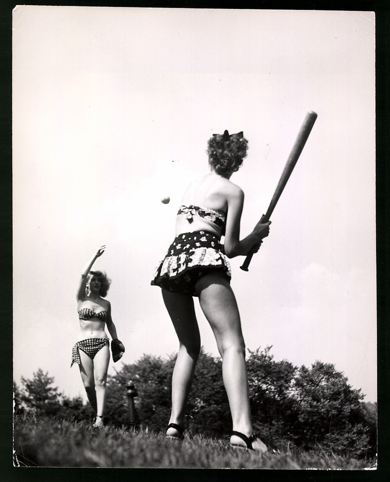 Fotografie Graphic House Inc. New York Zwei Damen in Bikinis beim Baseballs Akt