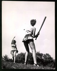 Fotografie Graphic House Inc. New York Zwei Damen in Bikinis beim Baseballs Akt