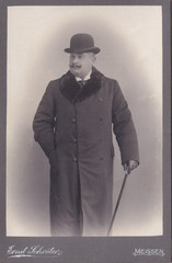 Ernst Schröter KAB – fine portrait of a man with hat – Meissen 1903