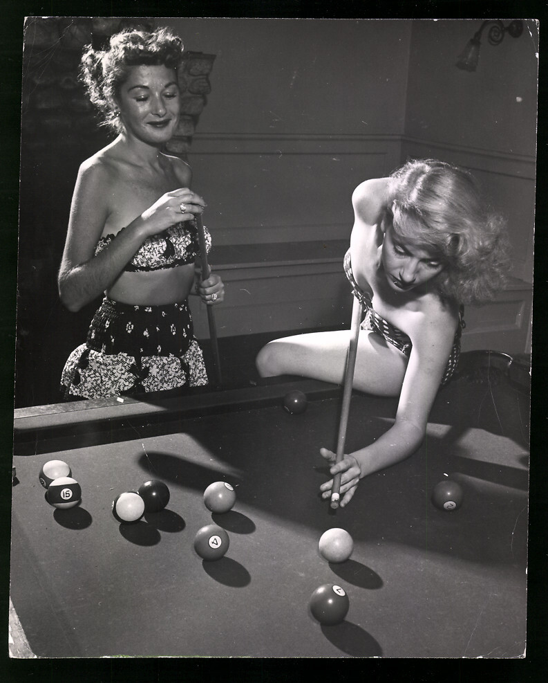 Fotografie Graphic House Inc. New York Peggy and Dwight in Bikinis playing Akt