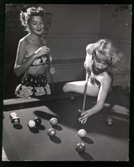 Fotografie Graphic House Inc. New York Peggy and Dwight in Bikinis playing Akt