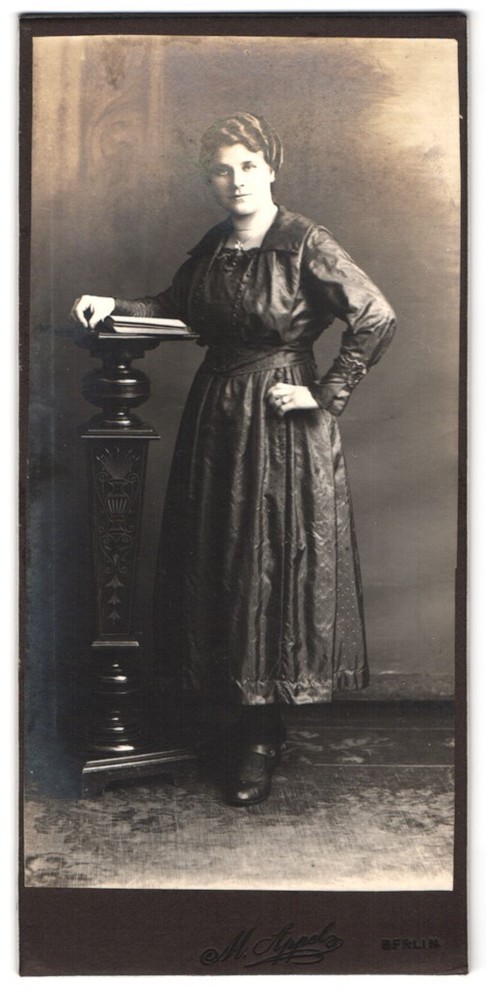 Photograph M. Appel, Berlin, Neue Königstraße 2, middle-class woman in black