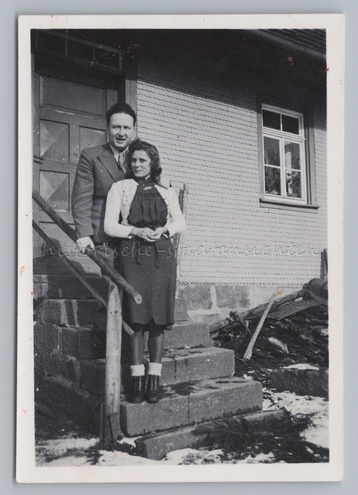 Man & Woman On Front Door – Vintage Photo 1940s