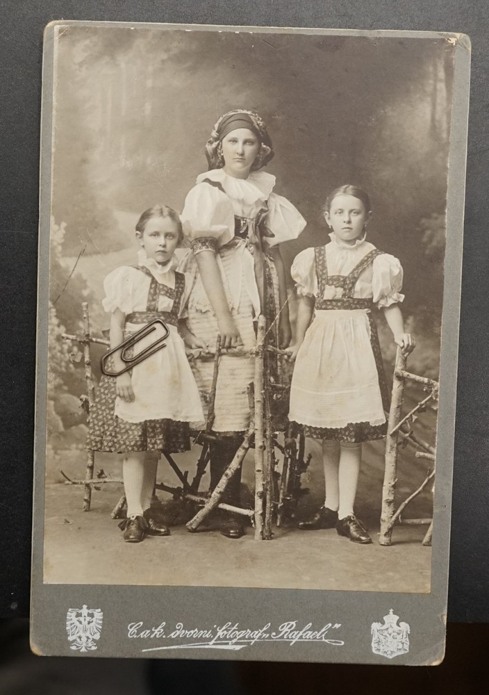 Photo CDV KAB Brno Brno Czech Republic portrait children costume girl model picture old