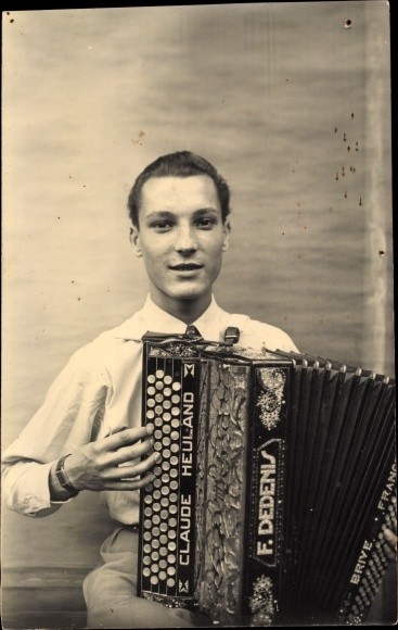 Photo Musician Claude Heuland with Accordion, F. Dedenis – 3677984