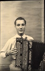Photo Musician Claude Heuland with Accordion, F. Dedenis – 3677984