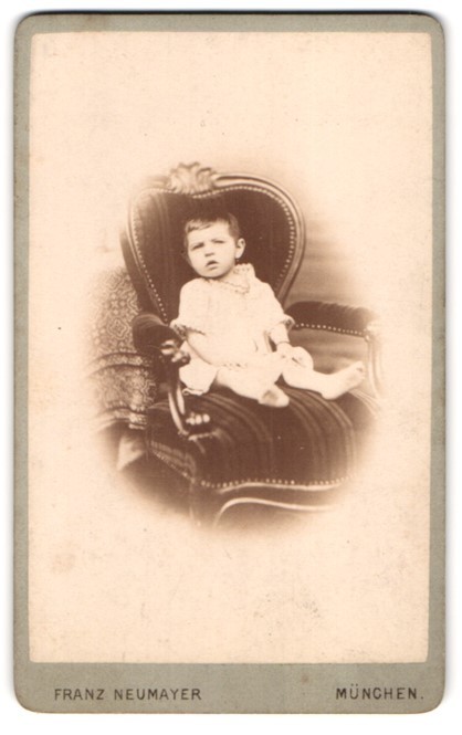 Photograph Franz Neumayer, Munich, Neuhauserstraße 4, toddler with annoyed