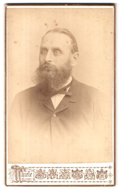 Photograph Hugo Thiele, Frankfurt/Main, Kaiserstr. 29, Portrait Man with Cross