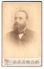 Photograph Hugo Thiele, Frankfurt/Main, Kaiserstr. 29, Portrait Man with Cross