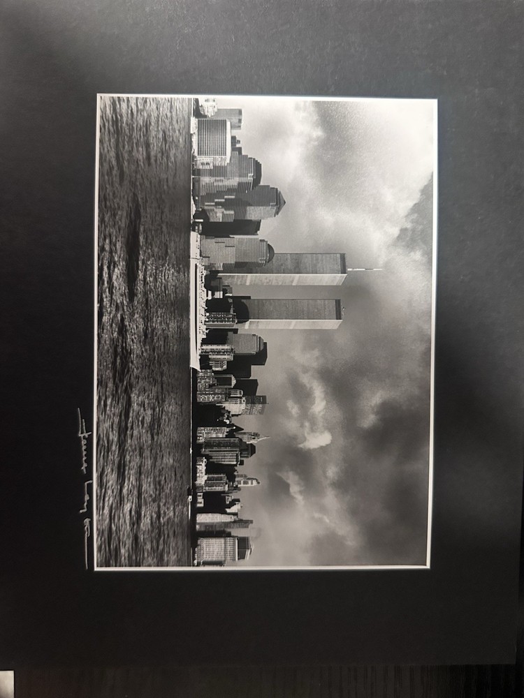 «Vintage James Caprell Signed WTC Twin wers Black & White Matted Photo Print»