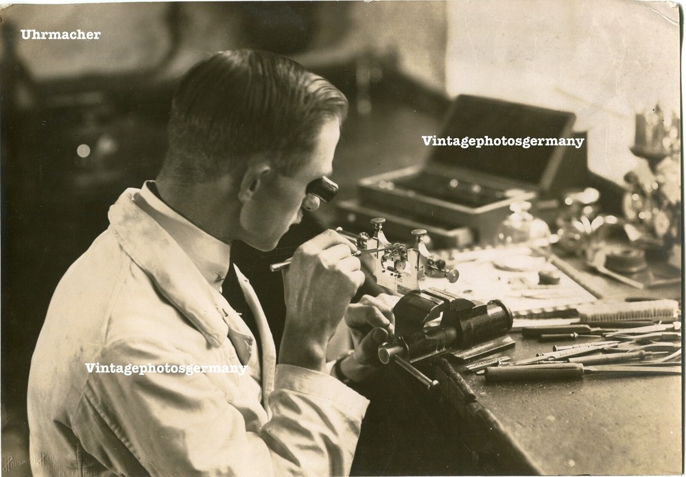 G1117 Foto 1935 alte Berufe Arbeiter Uhrmacher Uhr Mechanik Mechaniker Uhren