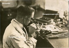 G1117 Foto 1935 alte Berufe Arbeiter Uhrmacher Uhr Mechanik Mechaniker Uhren