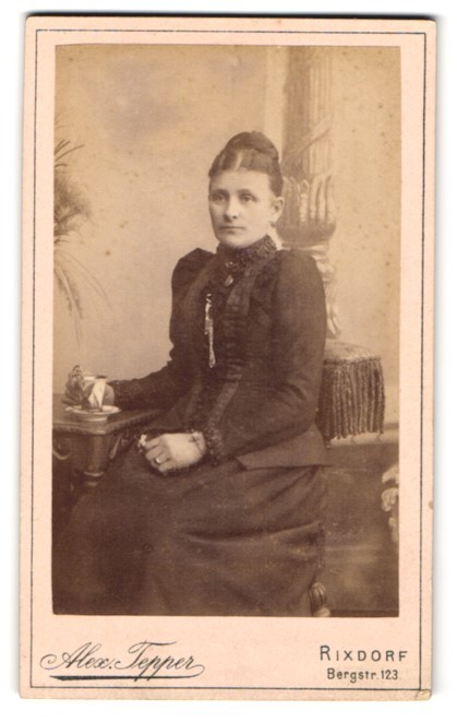 Photography Alex Tepper, Rixdorf, Bergstr. 123, Pretty Lady With Updo