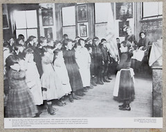 11×14 PHOTO NEW YORK SCHOOL CHILDREN SALUTING AMERICAN FLAG PLEDGE OF ALLEGIANCE