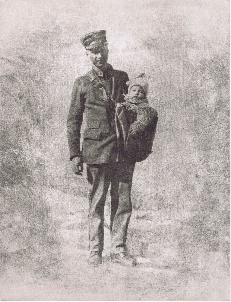 Hendrickson Orig Photo B&W MILITARY DAD HOLDS BABY IN MESSENGER BAG 10×13″ R265