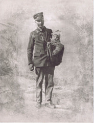 Hendrickson Orig Photo B&W MILITARY DAD HOLDS BABY IN MESSENGER BAG 10×13″ R265