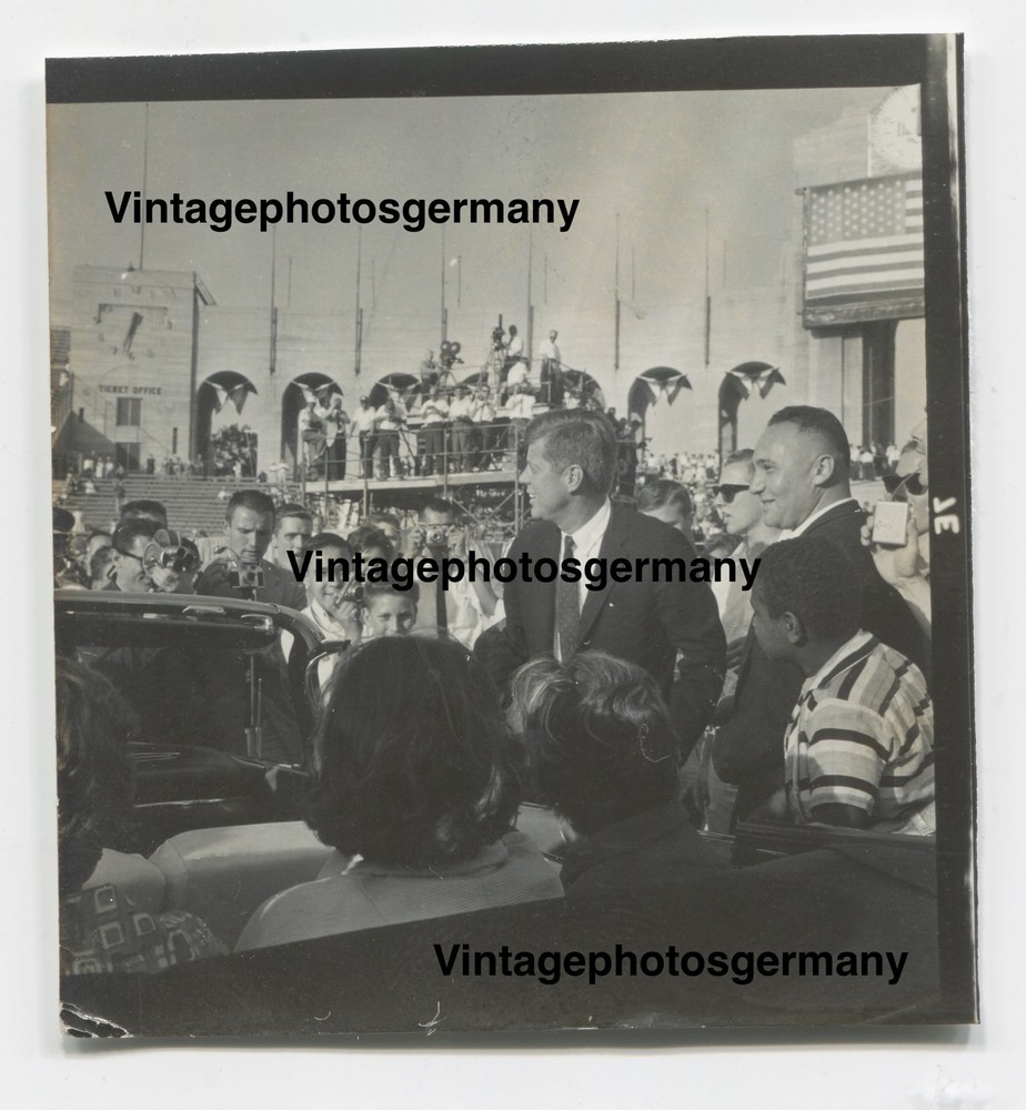 Z6185 Photo from the 1960s John F. Kennedy (JFK) election campaign