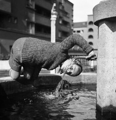 by Eduard PEZDIKA, «Der Durstige», boy at fountain, Vienna, vintage fine art neg