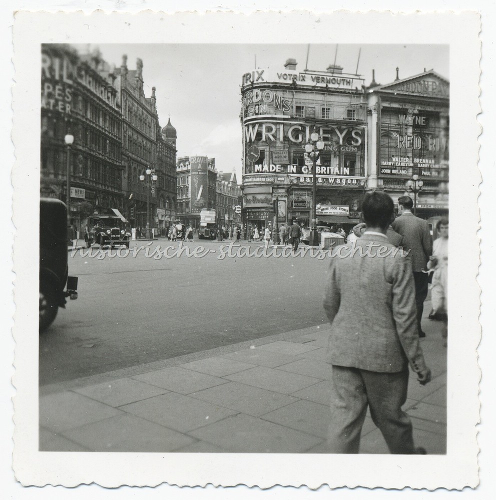 London 1949 – Piccadilly Circus – Advertising Car Bus Passersby – Vintage Photo 1940s