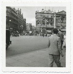 London 1949 – Piccadilly Circus – Advertising Car Bus Passersby – Vintage Photo 1940s