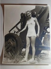 ORIGINAL PHOTOGRAPH SWIMSUIT MODEL ON BEACH W MACHINERY 1940’S TO 1950’S 11 X 14