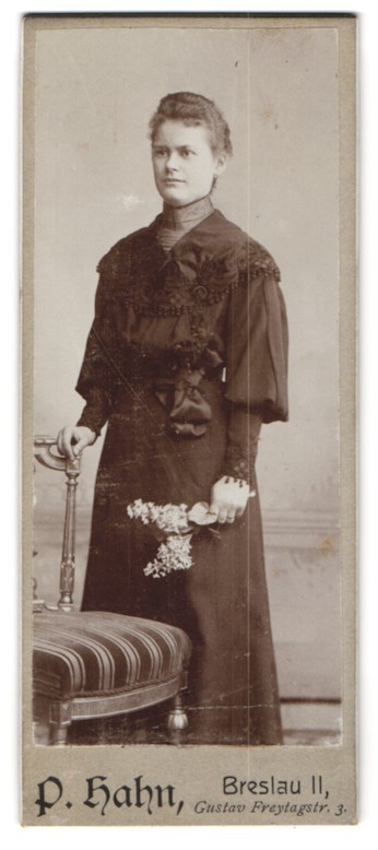 Photograph P. Hahn, Wroclaw, Gustav Freytagstr. 3, attractive young woman with ko