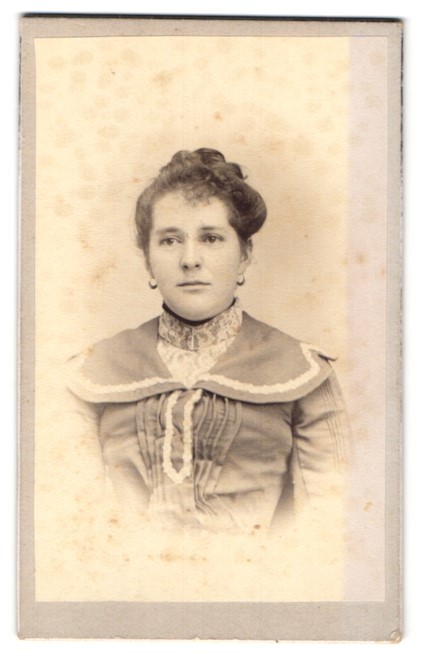 Photograph A. Irl, Mittenwald a.I., portrait woman in beautiful dress with lace