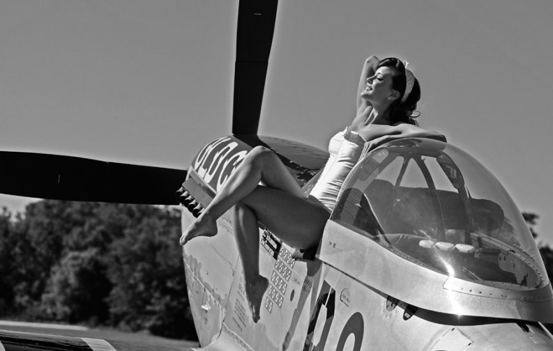 2013 Warbird Pinup Girls WWII Airplane P51 Mustang «Old Crow» with Brooke B&W