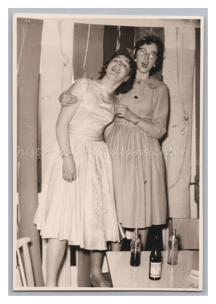 2 Frauen tanzen barfuß auf Stühlen mit Cola & Bier – Feier Kleider – Foto 1950er