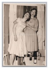 2 Frauen tanzen barfuß auf Stühlen mit Cola & Bier – Feier Kleider – Foto 1950er