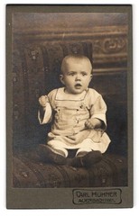Photograph Carl Hühner, Auerbach i/Vogtl., portrait sweet toddler in dress
