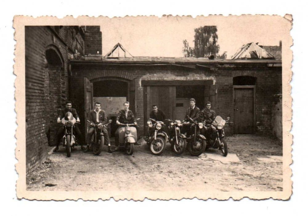 Photo group of men old vintage scooters vintage motorcycles photography motorcycle